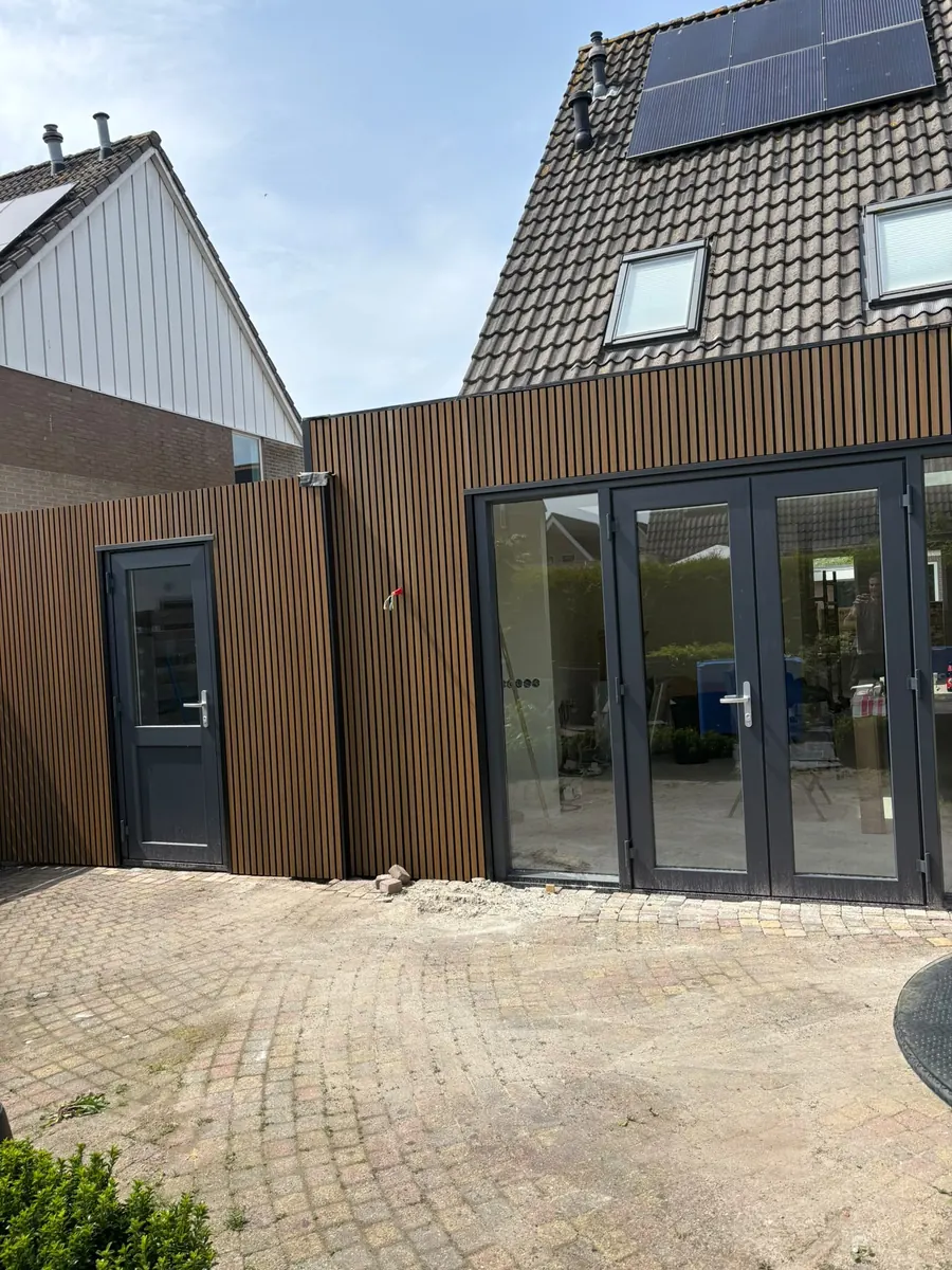 Aanbouw met openslaande deuren naar de tuin