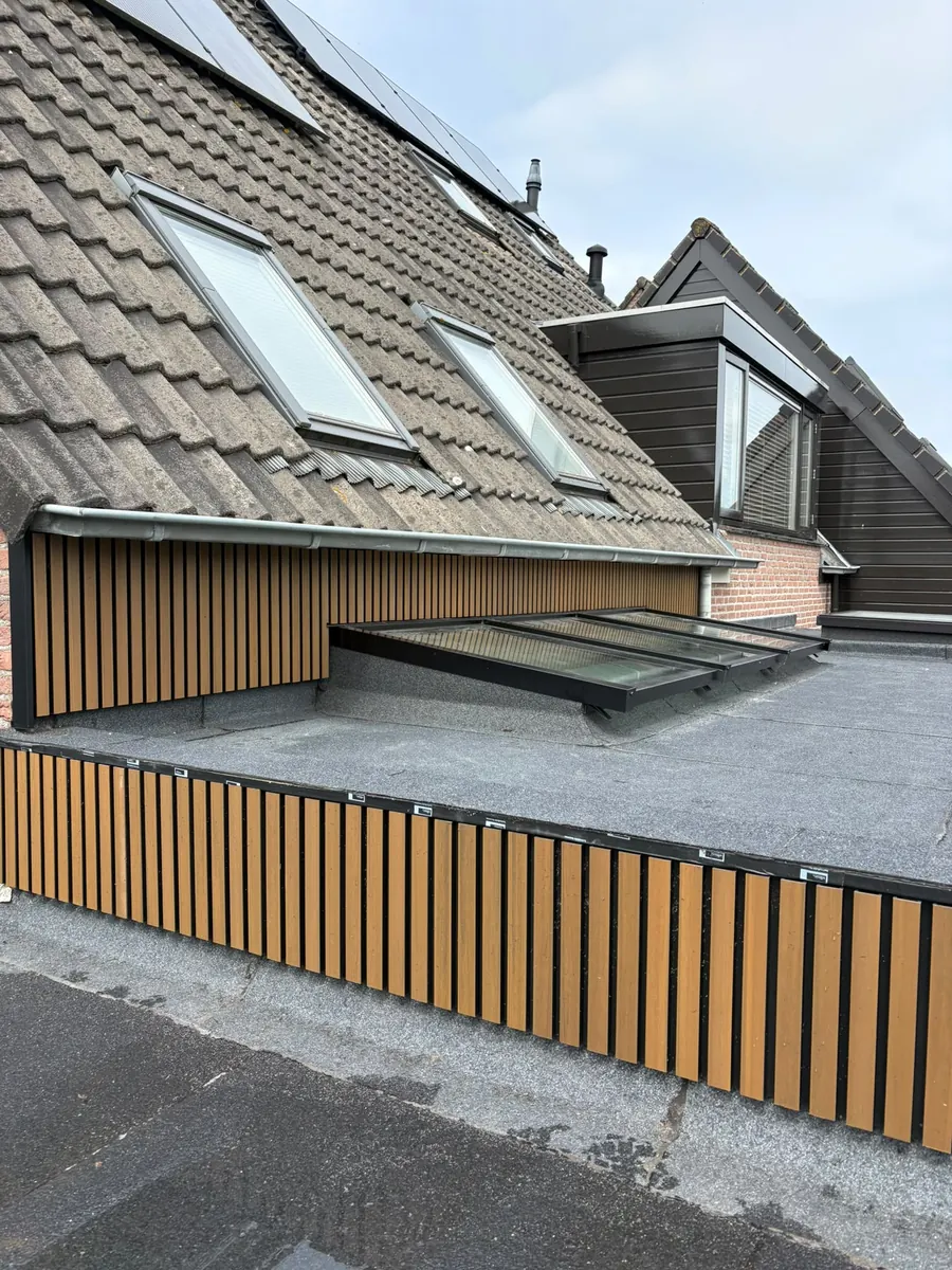 Dakterras met lichtstraat en houten latten