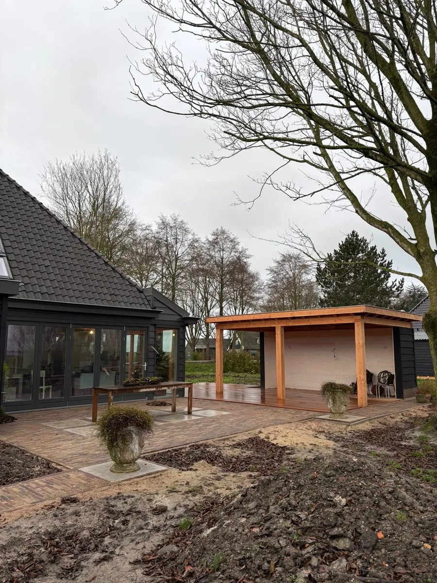 Vakman van ABS aan het werk op een verbouwing in Noord-Holland