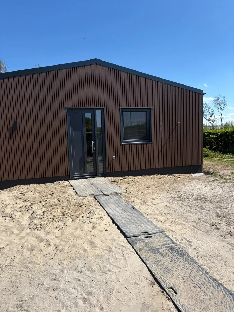 Vooraanzicht van strak afgewerkte houtbouw