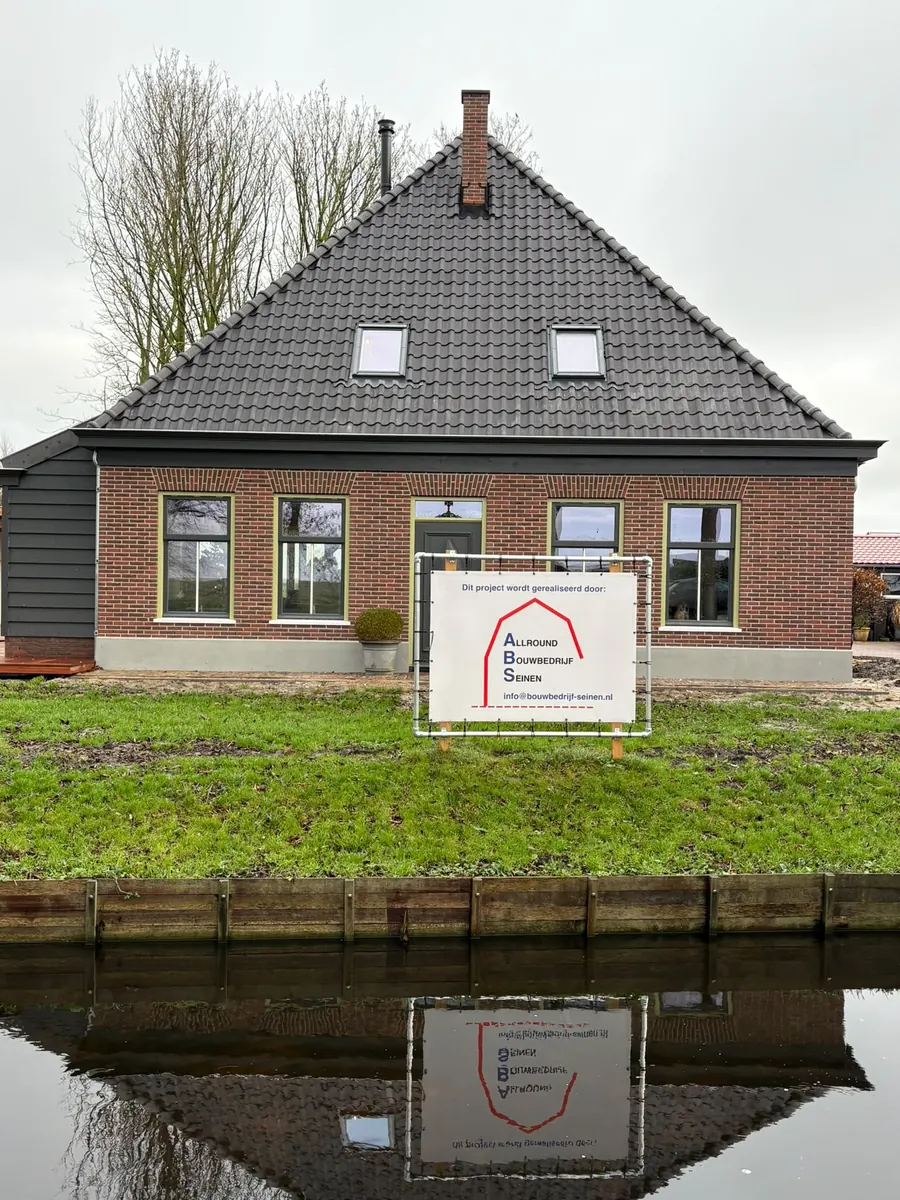 Gevel van een project met het bouwbord van Allround Bouwbedrijf Seinen