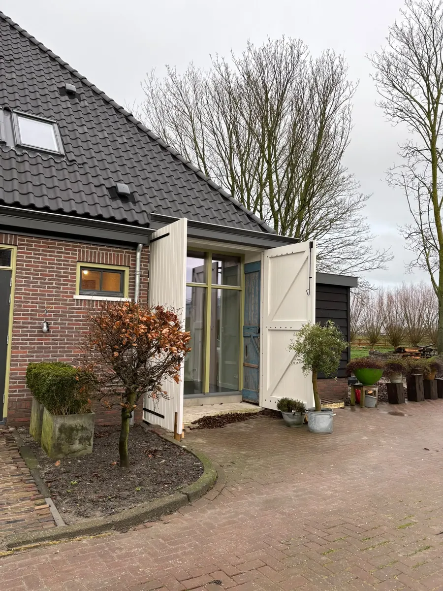 Gerenoveerde boerderij-entree met luiken