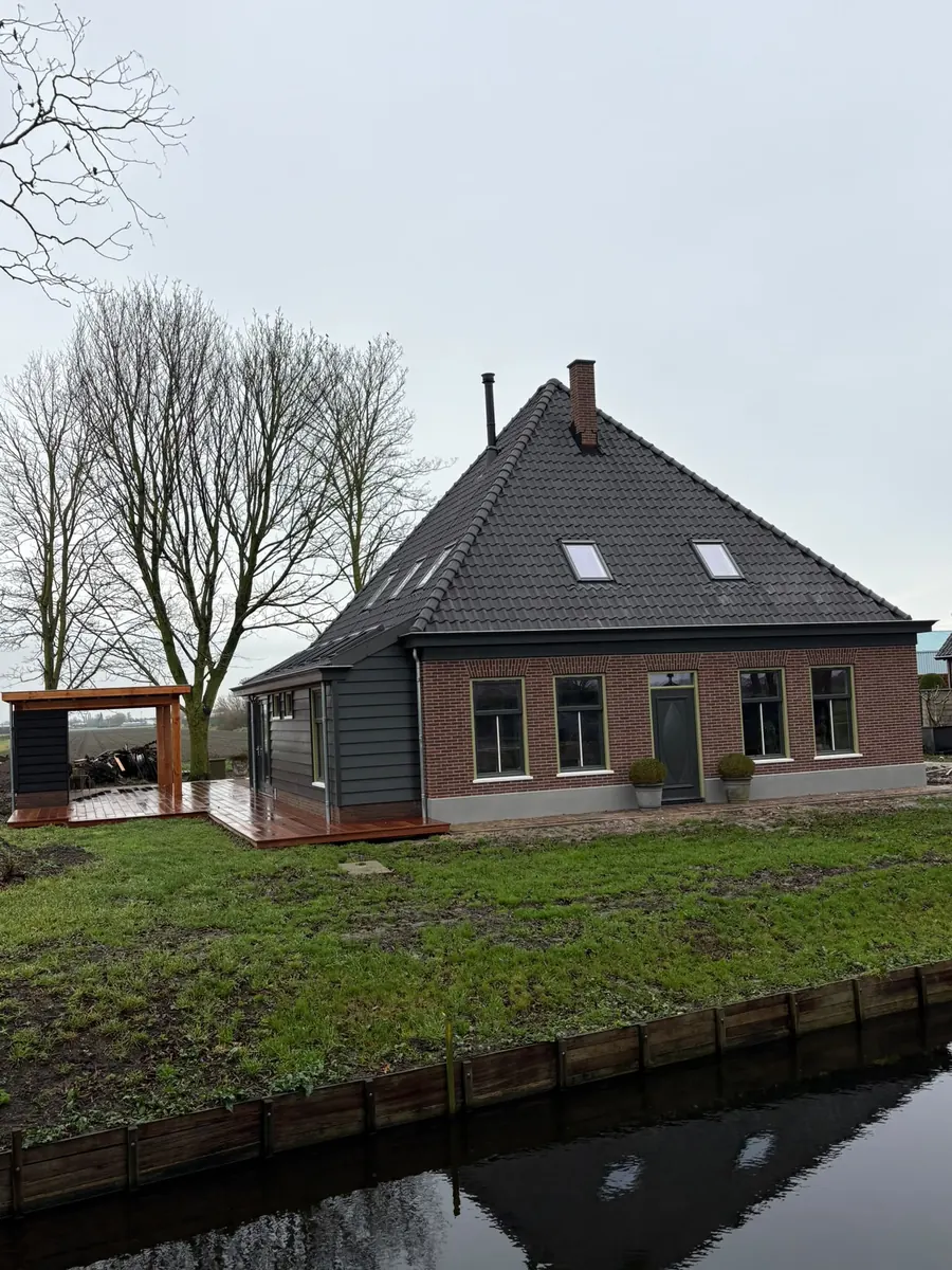 Verbouwde stolpwoning aan het water met veranda en vlonderterras