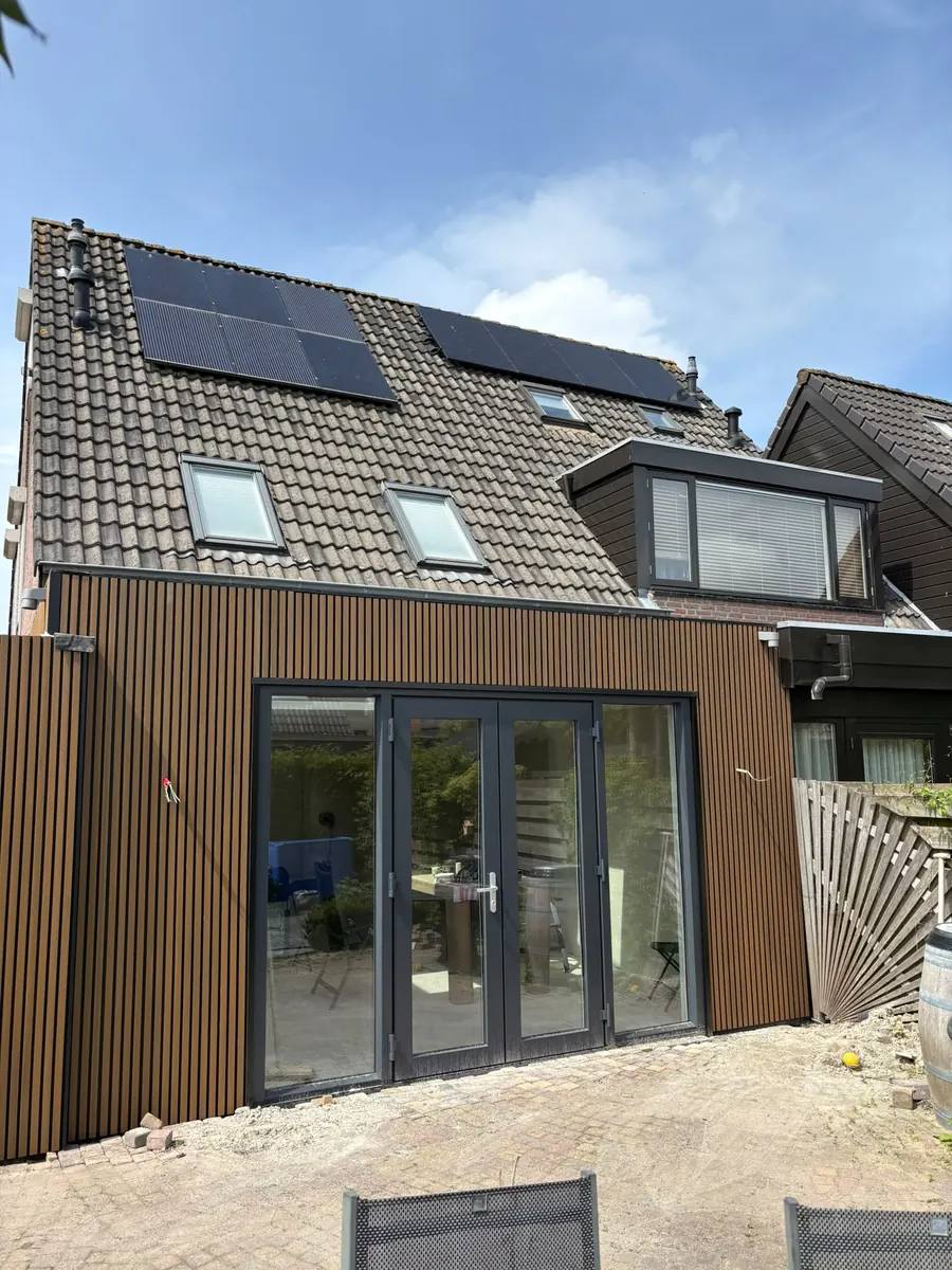 Uitbouw met houten lattengevel
